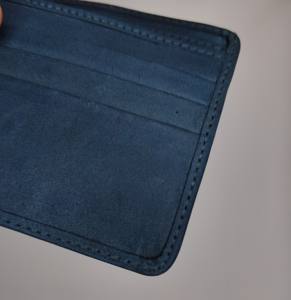 Cartera de piel auténtica de diseñador Premium para hombre al por mayor pliegue corto de alta calidad con logotipo personalizado y ranuras para varias tarjetas - Product Image 3