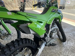 Nueva Motocicleta Kawasaki KLX140R <span class=keywords><strong>F</strong></span> 2026 de 1 Plaza para Todoterreno, con Motor de 4 Tiempos, Certificada por la EPA - Product Image 2