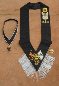 Collection de Régalia Maçonnique Rose-Croix : Collier, Bijoux, Collet, Écharpe, Tabliers et Chapeaux, Régalia Maçonnique Brodée à la Main - Product Image 5
