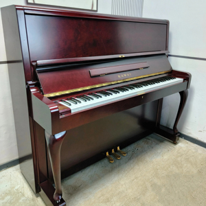 Piano droit KAWAI KL705 Premium Japonais en bois d'acajou rouge pour usage professionnel, son chaud et rond, style vintage - Product Image 1