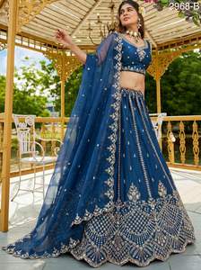 Top corto de diseñador con cuentas moradas, zari, zardozi y lentejuelas, lehenga nupcial con cinturón. - Product Image 6