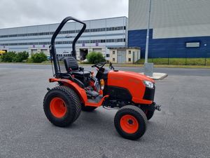 Tractores Agrícolas Usados Kubota L2502HST con Tracción en las 4 Ruedas y Cucharón Frontal para Trabajos en Campo y Jardín en Venta - Product Image 5