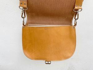 Sac à main en cuir minimaliste le plus demandé pour femmes avec fermeture magnétique disponible à la vente - Product Image 3