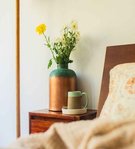 Vase en métal au design antique pour les paramètres de table traditionnels et rustiques et fini peint à la main disponible chez Designer Collection - Product Image 2