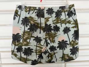 กางเกงว่ายน้ำขาสั้นผ้าโพลีเอสเตอร์แห้งเร็วของผู้ชายกางเกงขาสั้นแนววินเทจแบบลำลองที่ยั่งยืนมีคุณสมบัติป้องกันริ้วรอยระบบดิจิทัล AOP แบบ100% - Product Image 3