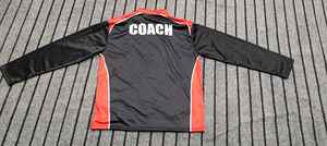 Chaqueta Deportiva Acolchada para Hombre con Cierre Completo y Cuello Alto, Logotipo del Equipo Bordado en la Parte Delantera - Product Image 2