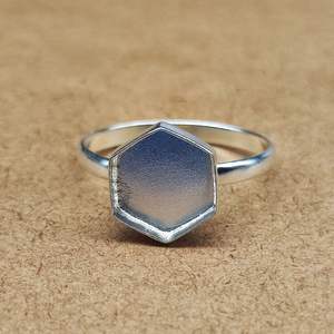 Bague simple en argent sterling véritable 925 avec lunette hexagonale vierge de 10mm, idéale pour les cendres et la résine, pour le remplissage du lait maternel. - Product Image 3