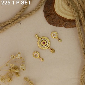 Vente en Gros Divers Styles Colliers à la Mode Pendentif Plaqué Or Pendentif en Diamant Charme avec Boucles d'Oreilles pour Femmes et Filles - Product Image 1