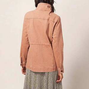 Vestes en jean denim pour femmes avec logo de marque personnalisé Veste en jean délavée à revers bleu pour femmes avec dos élégant et brillant Fabriqué au Pakistan - Product Image 4