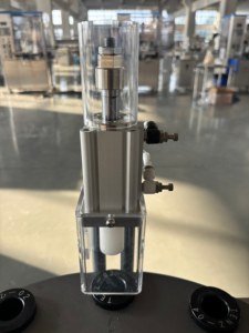 Machine de remplissage semi-automatique pour gloss et mascara avec bouchage servo - Remplisseur rotatif à moteur DD avec valve céramique et auto-nettoyant - Product Image 6