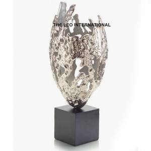 Esculturas Modernas Plateadas de Aluminio con Base de Mármol, Forma Única, Hechas a Mano en India, Decoración de Lujo para el Hogar - Product Image 1