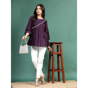 Top de Punto Plisado con Bordado Floral Color Vino para Mujer - Product Image 1