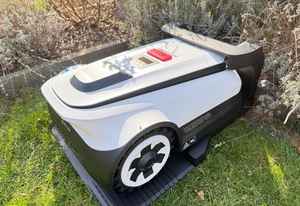 Offre de tondeuse à gazon robotisée de qualité supérieure Goat A2500 RTK, navigation par vision RTK améliorée par lidar, 100% d'origine, scellée en usine - Product Image 2