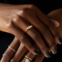 Nouvel Arrivage Cadeau Souvenir Bague Chevalière Gravable en Argent 925 Plaqué Or 14K avec Lettre Initiale et Diamants Pavés en Filigrane