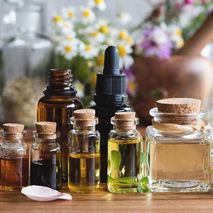 Fabricantes de fábrica al por mayor de aceite esencial de artemisa puro y natural más vendido a precios de fábrica al por mayor de India - Product Image 1