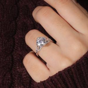 แหวนหมั้นเพชรแบบโซลิแทร์สำหรับผู้ใหญ่โซเฟียเจียระไน3.08ct ทอง14K ก้านหนาขนาด8มม. ทันสมัยก้านชุบทอง14K - Product Image 1