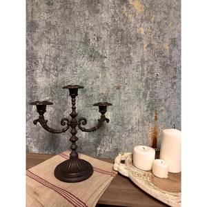 Candelabros de 3 brazos negros de estilo antiguo disponibles en bronce con detalles intrincados para una decoración clásica, ambiente perfecto para la sala de estar - Product Image 3