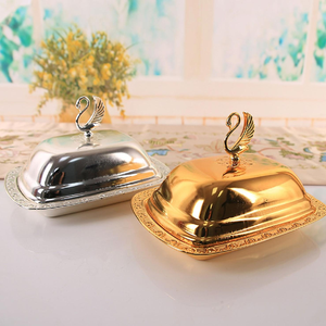 Mantequilla de cerámica verde decorativa con patrones florales en una elegante bandeja de metal plateado. Disponible a precios mayoristas. - Product Image 4