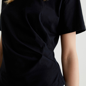T-shirt à col rond asymétrique pour femmes en gros à manches courtes avec haut plissé T-shirts pour femmes de couleur personnalisée noire écologique - Product Image 6