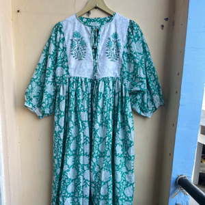 Vestido Midi con motivo Floral, minivestido de algodón 100%, estampado de bloque largo, cuello profundo, decoración de borlas, técnica bordada, cuerda más cerca - Product Image 1