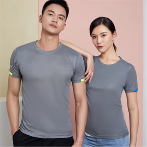 Camiseta deportiva de secado rápido Impresión personalizada Diseño de personalidad Camiseta de poliéster de cuello redondo para exteriores Patrón de logotipo de equipo bordado - Product Image 1