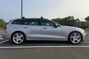 PRÊT À ÊTRE EXPÉDIÉ RHD/LHD 2025 VO-LVO V60 T8 POLE-STAR ENGINEERED 455-HP PLUG-IN HYBRID AWD - Product Image 5