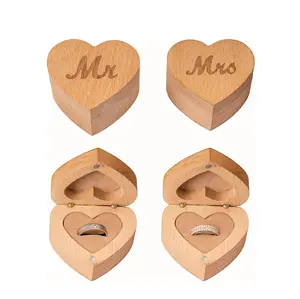 Kotak cincin kayu berbentuk hati untuk Set cincin pernikahan 2 dengan ukiran kotak pembawa cincin tulisan Mr & ibu untuk tampilan