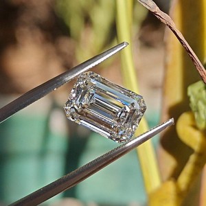 Pierre en vrac de diamant taille émeraude cultivée en laboratoire certifiée IGI, parfaite pour les bagues de fiançailles et les conceptions de luxe de bijoux fins personnalisés - Product Image 1