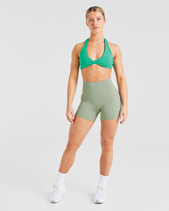 Últimos pantalones cortos de grapa verde oliva y Sujetador deportivo de cuello Halter esencial verde esmeralda conjuntos de mujer entrenamiento gimnasio conjunto de 2 piezas para mujer - Product Image 3