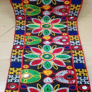 Encaje bordado y embellecido hecho a medida y encaje artesanal único con detalles de espejo para diseñador de moda - Product Image 2