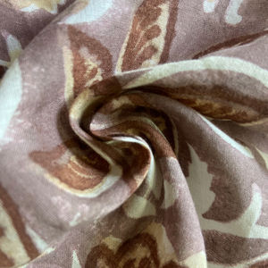 Tela de Algodón Estampada a Mano con Diseño Floral Botánico Tradicional - Product Image 1