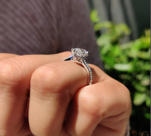 แหวนเพชรเลี้ยงในห้องปฏิบัติการทรงหรูหรา ประดับด้วยพลอยเจียระไนแบบบริลเลียนท์ เหมาะสำหรับงานหมั้นหรืองานแต่งงาน ดีไซน์ทันสมัยจากอินเดีย - Product Image 4