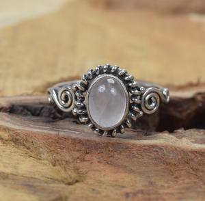 แหวนเงินเยอรมันทำมือ ดีไซน์คลาสสิกไม่ซ้ำใคร ประดับด้วยพลอยโรสควอตซ์สีชมพูธรรมชาติ  แบบสั่งทำพิเศษ ชุบทองคำขาวและโรเดียม - Product Image 3