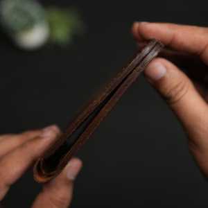 Portefeuille homme classique en cuir pleine fleur marron foncé gaufré, fait main, article 55 - Product Image 5