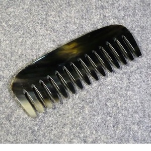 Peine para el Cabello de Cuerno de Búfalo Ecológico Hecho a Mano en India, Venta al por Mayor - Product Image 1