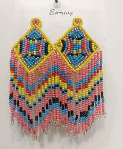 Boucles d'oreilles pendantes en petites perles Boho faites à la main Designer multicolore Travail de fil à la mode pour les occasions de fête - Product Image 1