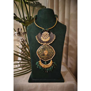 Collier pour femme en alliage de zinc et zircon, style tribal, fusion antique contemporaine, collier de mode puissant avec style Hasli - Product Image 1