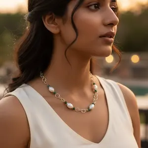 Collar de Cadena con Baño de Oro Vintage para Mujer, Adornado con Piedras Blancas y Verdes, Estilo Bohemio Moderno, Religioso, con Perlas y Diamantes - Product Image 1