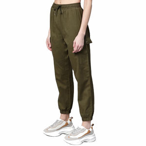 Pantalon de jogging léger à coupe étroite et fuselé pour femmes en coton et élasthanne avec logo personnalisé noir avec poches - Product Image 4