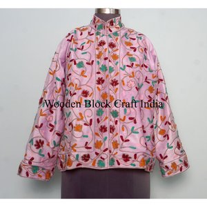 Veste en velours brodée à la main, style bohème, motif floral Suzani, manteau bohème, vêtement d'extérieur pour festival, veste chaude d'hiver, cadeau pour femmes - Product Image 2
