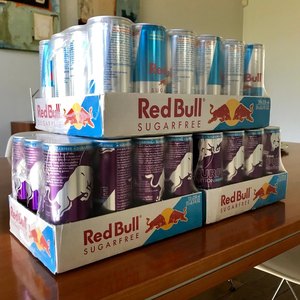 Bebida Energética Red Bull en Oferta, 250 ml y 330 ml, Todas las Ediciones, Sabores Variados, Cafeína, Taurina, Impulso de Energía, Concentración Mental, Lata de 250 ml y 330 ml - Product Image 1