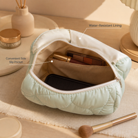 Trousse de Toilette Matelassée en Polyester avec Fermeture Éclair Grande Capacité pour Organisateur Poignée Souple Écologique Durable Légère à Transporter à la Main