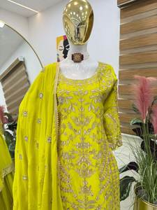 Ensemble haut et bas en tissu de soie jacquard de créateur de mode pakistanaise pour les mariées, spécial fête Karva Chauth, avec travail de dentelle et dupatta - Product Image 4