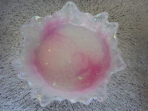 Cuenco de resina de diseñador de calidad de exportación con detalles metálicos Cuenco central para espacios modernos y minimalistas disponibles para la venta - Product Image 4