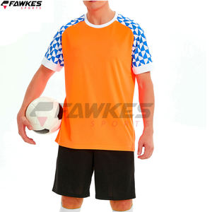 Venta al por mayor de calidad superior totalmente personalizado sublimación impresa hecha de poliéster hombres uniforme de fútbol - Product Image 4