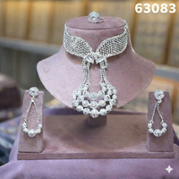 Collier géométrique élégant avec pendentif à perles de globe à étages, longues boucles d'oreilles pendantes, bague assortie 63083