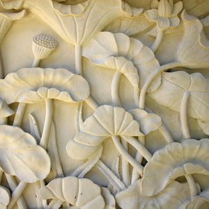 Escultura de Pared de Piedra Caliza Natural Beige Blanca Tallada a Mano en Bali, Decoración de Relieve Artístico Moderno para Uso en Hoteles y Villas - Product Image 1