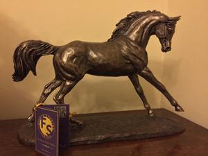 Escultura de caballo de bronce fundido en frío árabe Cantering - Product Image 3