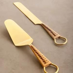 Servidor de pastel con acabado dorado de acero inoxidable de calidad, mango de ratán, uso ecológico para fiestas, elegante y elegante - Product Image 1