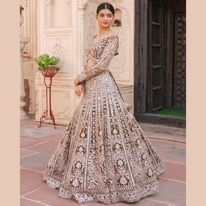 Vente chaude filet brodé exclusif Lehenga Choli avec des feuilles de paillettes et des diamants blancs pour les demoiselles d'honneur Wedding Wear de l'Inde - Product Image 4